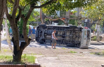 Clip TNGT: Phóng ra từ đường nhỏ không quan sát, Ford Transit bị KIA Seltos đâm lật ngang giữa đường